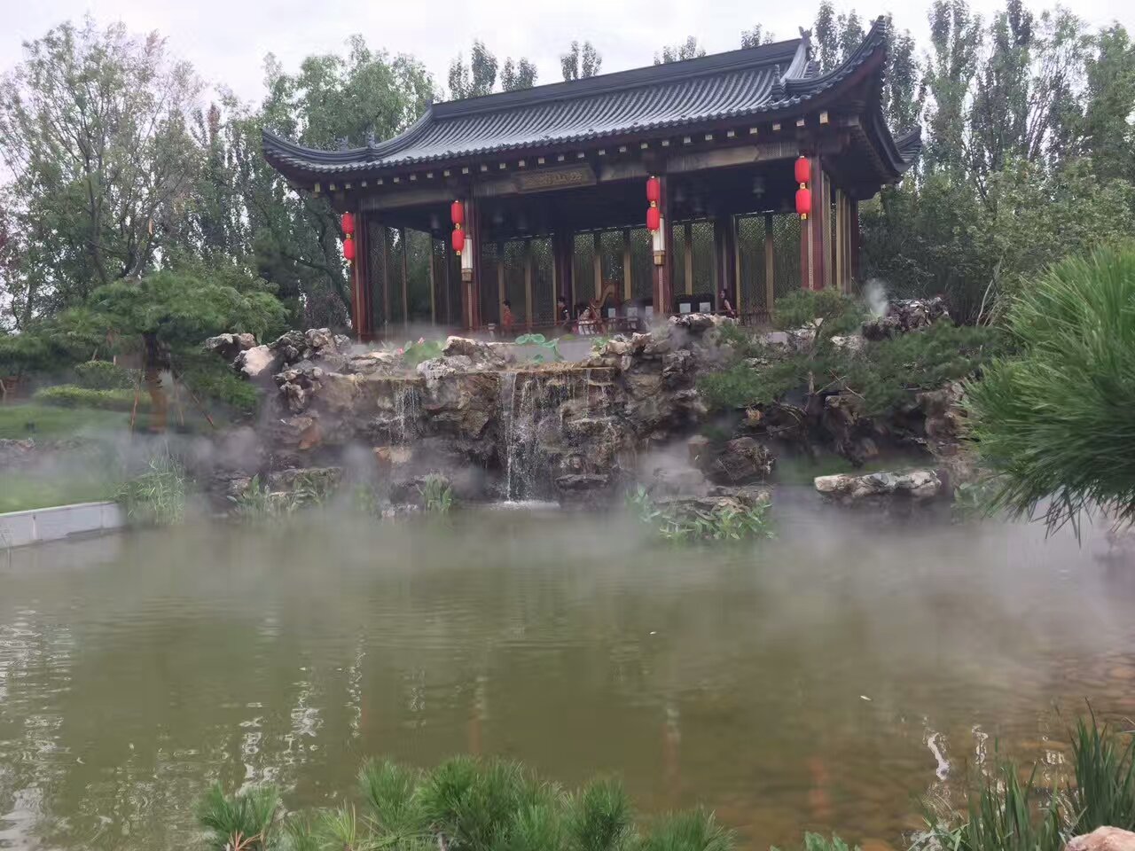 霧森景觀、霧森造景、人造霧、小區(qū)造景、降塵、加濕、小區(qū)霧森造景、樓盤云霧造景